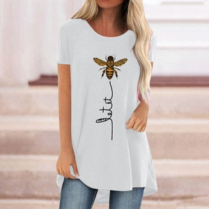 Détail d'un t-shirt blanc oversize avec imprimé abeille et let it en calligraphie