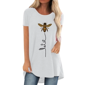 Détail d'un t-shirt blanc pour femme avec imprimé abeille mandala et texte Let It Be