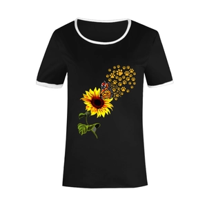 Dettaglio maglietta nera con stampa girasole e bordi bianchi a contrasto stile ringer