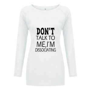 Détail du t-shirt blanc montrant l'imprimé texte 'DON'T TALK TO ME, I'M DISSOCIATING' noir