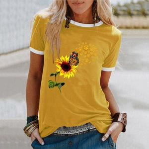 Dettaglio della stampa con girasole e farfalla monarca su una t-shirt giallo senape