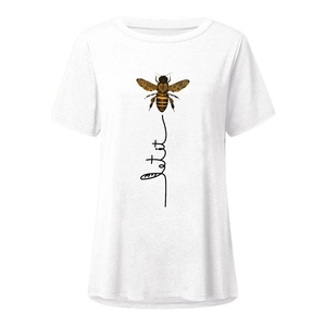 Gros plan détaillé de l'imprimé let it bee et du motif d'abeille sur un t-shirt blanc en coton