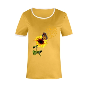 Dettaglio della stampa girasole e farfalla su t-shirt in cotone giallo senape