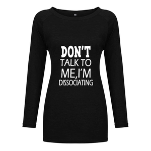 Détail de l'imprimé texte blanc sur un t-shirt à manches longues noir pour femme