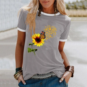 Dettaglio della t-shirt grigia con stampa girasole e bordi bianchi a contrasto
