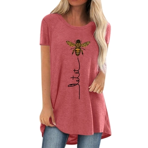 Détail du t-shirt en coton rose avec motif d'abeille et texte let it et ourlet arrondi