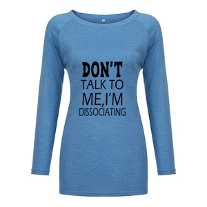 Détail du t-shirt bleu chiné à manches longues avec texte graphique Don't Talk To Me
