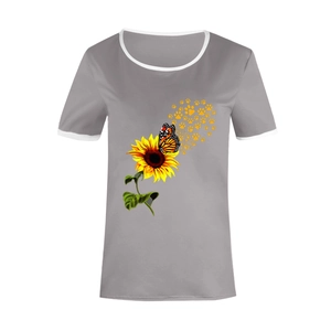 Dettaglio della stampa girasole e farfalla su t-shirt grigia a maniche corte con bordo