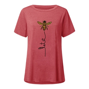 Détail du t-shirt rouge à col rond avec motif abeille et inscription 'Let it'