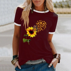 Dettaglio maglietta bordeaux con girasoli e colletto bianco a contrasto stile ringer