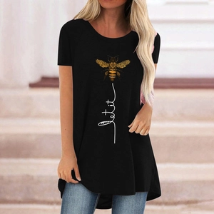 Détail du motif d'abeille et texte let it be sur un t-shirt décontracté noir pour femme