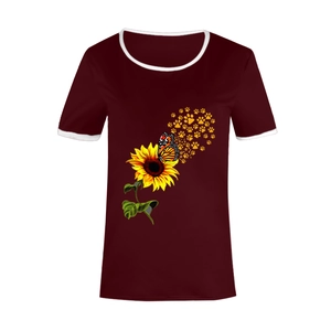 Dettaglio della stampa girasole e farfalla su t-shirt bordeaux con bordi bianchi
