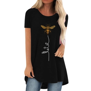 Détail de l'imprimé abeille Let It sur t-shirt long noir avec ourlet asymétrique