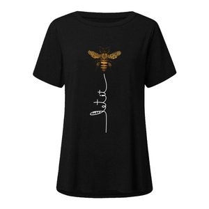 Détail du motif d'abeille et let it bee sur un t-shirt noir à manches courtes