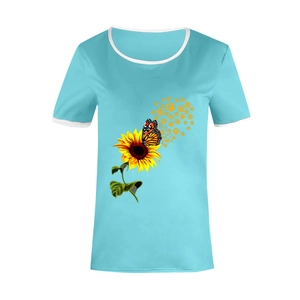 Dettaglio della stampa girasole e farfalla su t-shirt blu lago con bordi a contrasto
