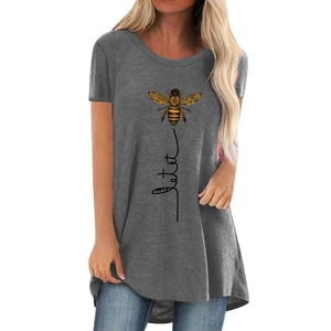 Détail d'un t-shirt femme gris foncé avec motif abeille et texte Let It Be brodé