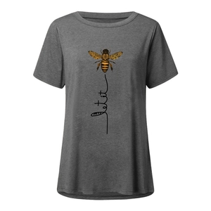 Détail de l'imprimé abeille Let It sur t-shirt gris foncé à col rond pour femme