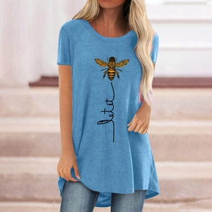 Détail de l'imprimé abeille Let It sur t-shirt bleu ciel à manches courtes chiné