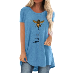 T-shirt femme bleu clair à manches courtes avec motif abeille et texte let it