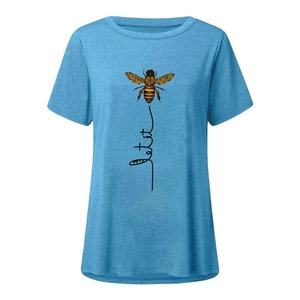 Détail de l'imprimé abeille et du texte let it sur ce t-shirt décontracté bleu