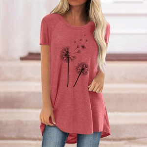 Gros plan d'un t-shirt rose corail avec imprimé pissenlit noir et coupe décontractée