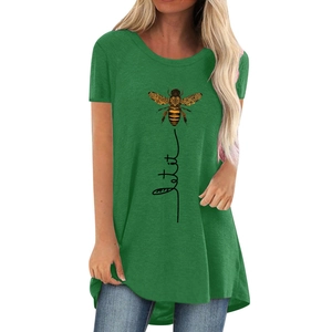 Gros plan de l'imprimé let it bee sur un t-shirt ample vert herbe à manches courtes
