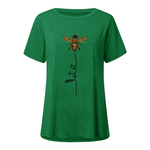 Détail du t-shirt vert foncé avec imprimé abeille mandala et texte Let it art