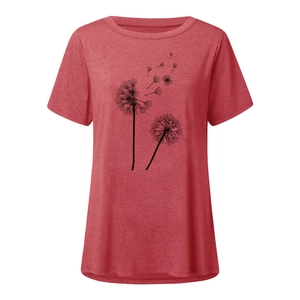 Gros plan sur l'imprimé pissenlit d'un t-shirt rouge en coton à col rond et coupe ample