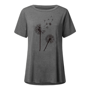 Détail de l'imprimé pissenlit sur un t-shirt décontracté gris foncé pour femme