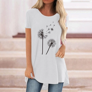 Vue détaillée de l'imprimé pissenlit et de l'ourlet irrégulier sur t-shirt blanc