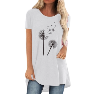 Détail de l'imprimé pissenlit sur un T-shirt blanc long avec ourlet arrondi asymétrique