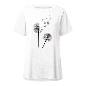 Détail de l'imprimé pissenlit noir sur un t-shirt blanc décontracté à manches courtes et col rond