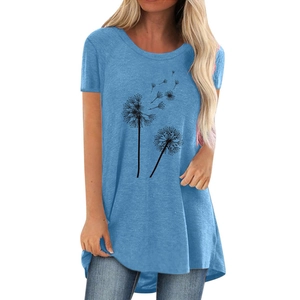 Détail du motif pissenlit sur t-shirt bleu clair avec texture de tissu respirant