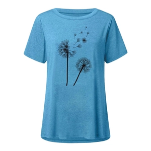 Gros plan sur l'imprimé pissenlit du t-shirt bleu clair à manches courtes pour femmes
