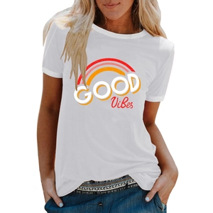 Détail de l'imprimé arc-en-ciel Good Vibes sur un t-shirt blanc à manches courtes pour femmes