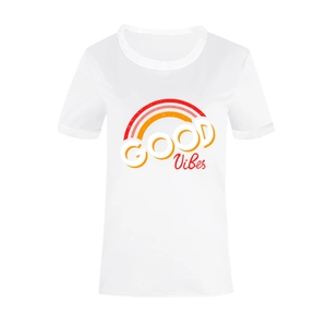 Gros plan sur l'imprimé arc-en-ciel GOOD VIBES sur t-shirt blanc en coton à col rond