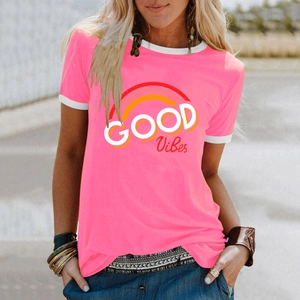 Détail du t-shirt rose Good Vibes avec imprimé arc-en-ciel et bords blancs contrastés