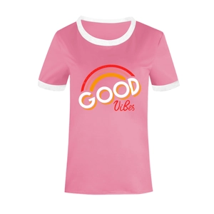 Vue détaillée du t-shirt rose avec imprimé arc-en-ciel et texte Good Vibes