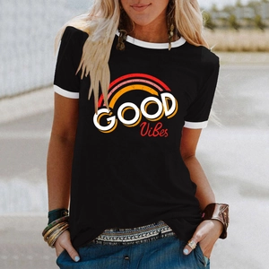 T-shirt Ringer noir pour femme avec imprimé arc-en-ciel et message Good Vibes en plein air