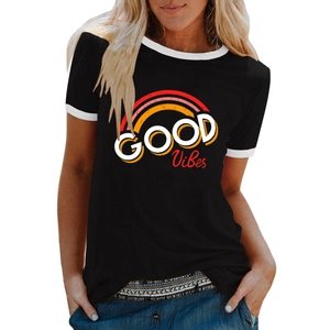 Détail de l'imprimé arc-en-ciel GOOD VIBES sur t-shirt noir avec bordure blanche contrastée
