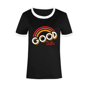 Détail de l'imprimé arc-en-ciel Good Vibes et des bords blancs contrastés sur t-shirt noir