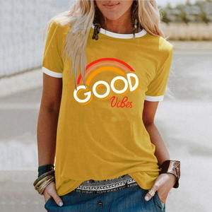 Détail de l'imprimé arc-en-ciel Good Vibes sur t-shirt ringer jaune moutarde à bords