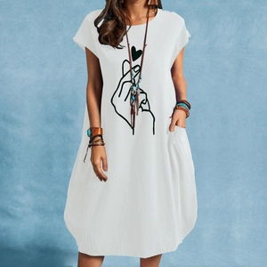 Détail de la robe en coton blanc avec imprimé cœur de doigt et détail de poche latérale