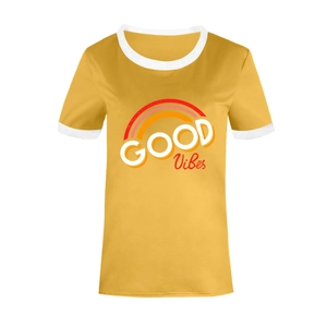Détail de l'imprimé arc-en-ciel Good Vibes et du col contrasté blanc sur t-shirt jaune