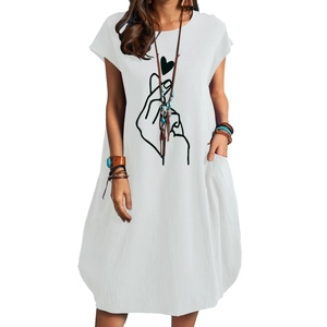 Robe midi blanche à manches courtes en coton mélangé avec imprimé cœur et poches latérales