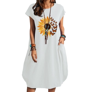Robe longue en lin grande taille blanche avec imprimé tournesol et papillon et des poches