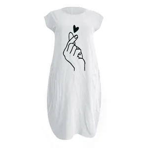 Robe blanche en coton et lin à manches courtes avec imprimé cœur et poches latérales