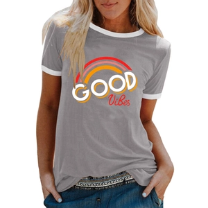 Détail d'un t-shirt gris à manches courtes avec imprimé Good Vibes et bords contrastés