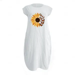 Vue détaillée de l'imprimé tournesol et papillon sur robe blanche en coton et lin