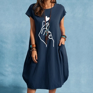Détail de la robe en coton bleu avec imprimé geste de cœur et grandes poches latérales